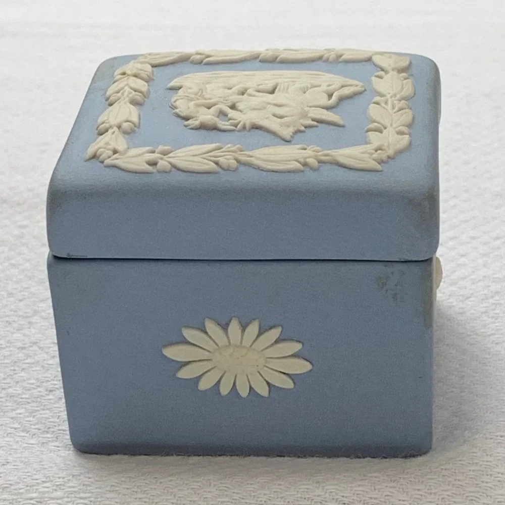 Vintage Wedgwood Pale Blue Jasperware Small Square Ring/Jewelry/Trinket Box - Picture 5 of 10